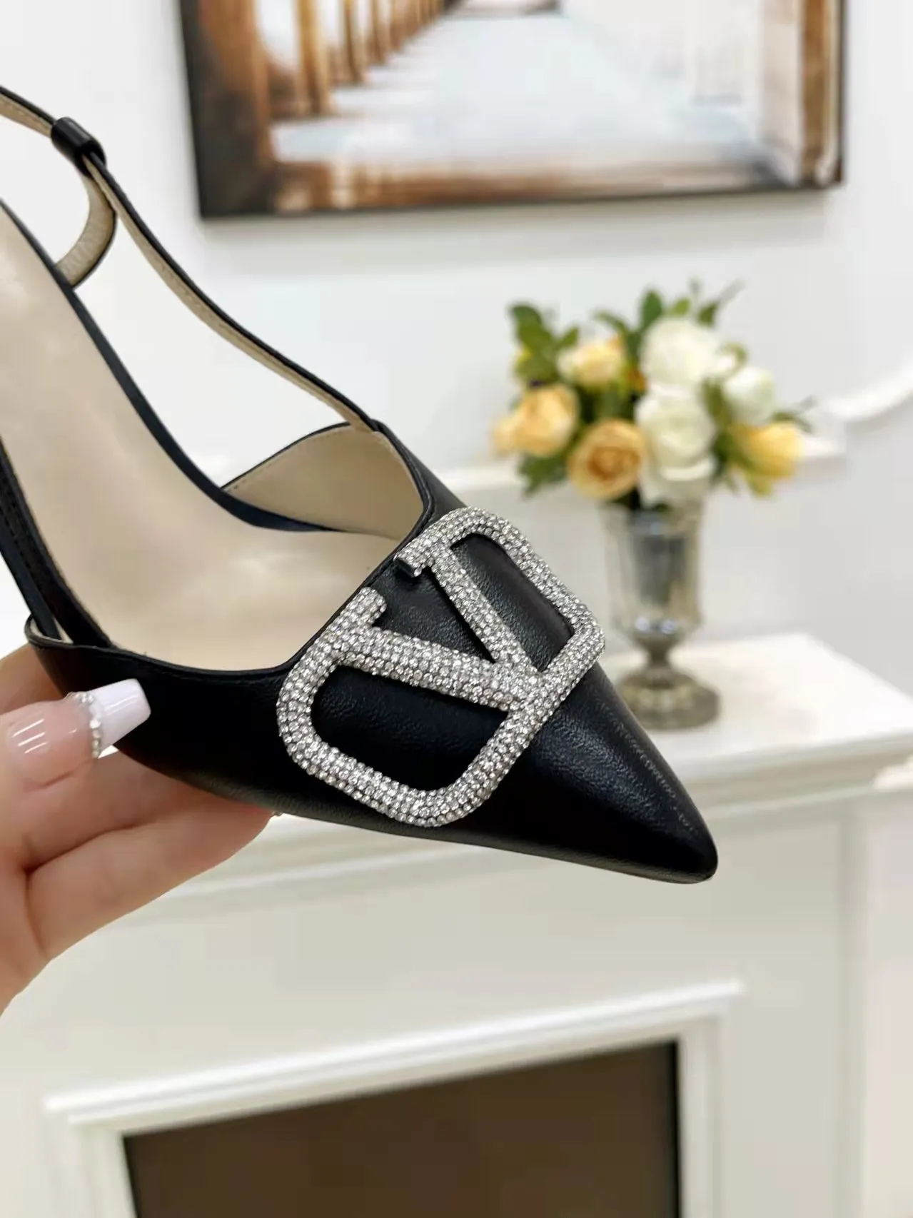 👟👟Ex-factory price 420👟👟 Genuine leather sole + 40 Kloesch diamond buckle Valentino. Valentino big v buckle single shoes ㊙️Latest series of counter genuine version with perfect details. Authentic product is made one to one. All details are consistent with the original. The upper foot is very pedicure type. The point is that it is very good and easy to control. It does not wear the feet and does not tire the feet. It is a walking artifact, exclusive mold opening. The highest version on the market. Fabric: Imported sheepskin, lining and foot pads all sheepskin Color: 3 colors available Sizes (34 to 42) Customized sizes 34 and 42 are non-returnable and non-exchangeable Heel height: 7CM Rubber sole. Genuine leather sole +40
